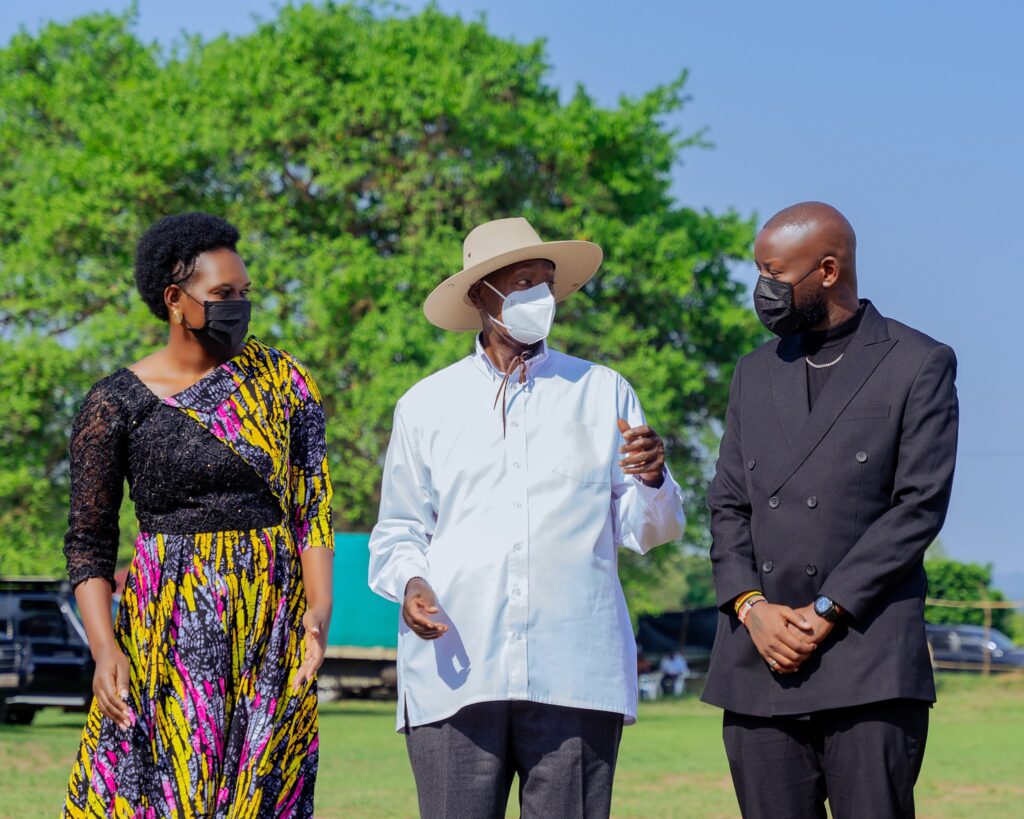 Hon. Phiona Nyamutooro(Left), HE Yoweri Kaguta Museveni and EddyKenzo(Right)